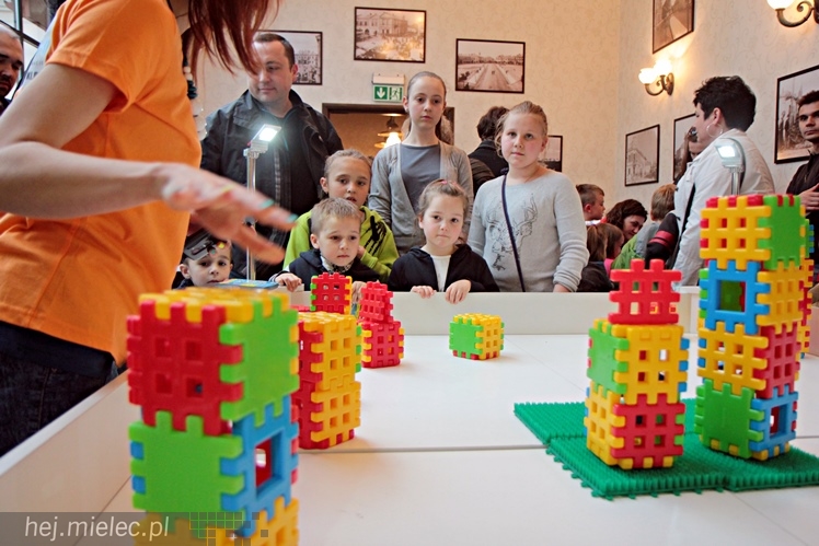 Zabytkowe pojazdy otoczyły Jadernówkę, nowoczesne roboty wypełniły wnętrza -  Noc Muzeum 2014
