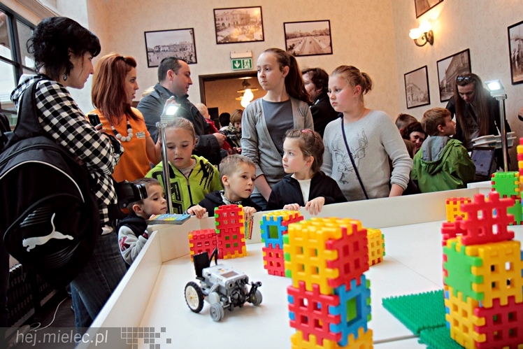 Zabytkowe pojazdy otoczyły Jadernówkę, nowoczesne roboty wypełniły wnętrza -  Noc Muzeum 2014