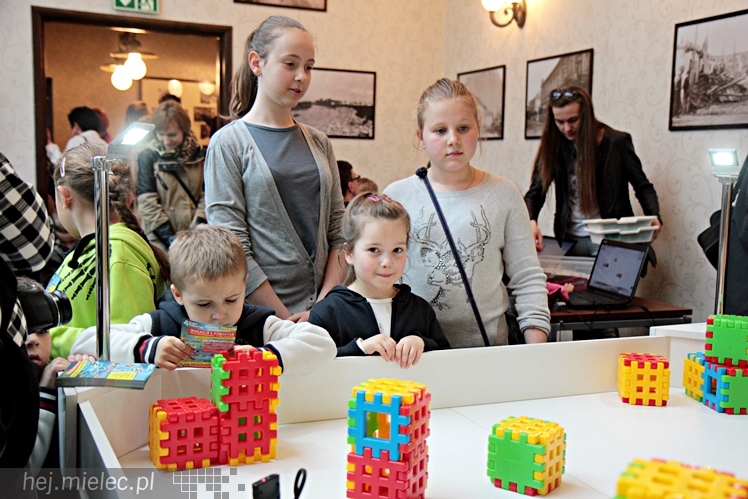 Zabytkowe pojazdy otoczyły Jadernówkę, nowoczesne roboty wypełniły wnętrza -  Noc Muzeum 2014