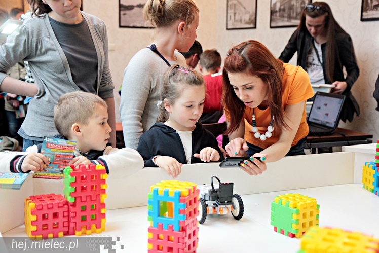 Zabytkowe pojazdy otoczyły Jadernówkę, nowoczesne roboty wypełniły wnętrza -  Noc Muzeum 2014