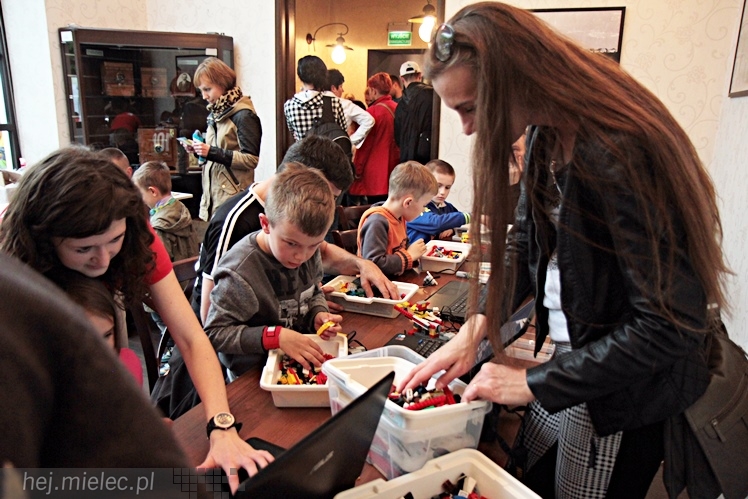 Zabytkowe pojazdy otoczyły Jadernówkę, nowoczesne roboty wypełniły wnętrza -  Noc Muzeum 2014
