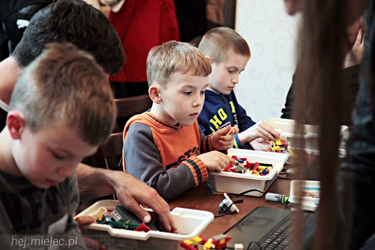 Zabytkowe pojazdy otoczyły Jadernówkę, nowoczesne roboty wypełniły wnętrza -  Noc Muzeum 2014