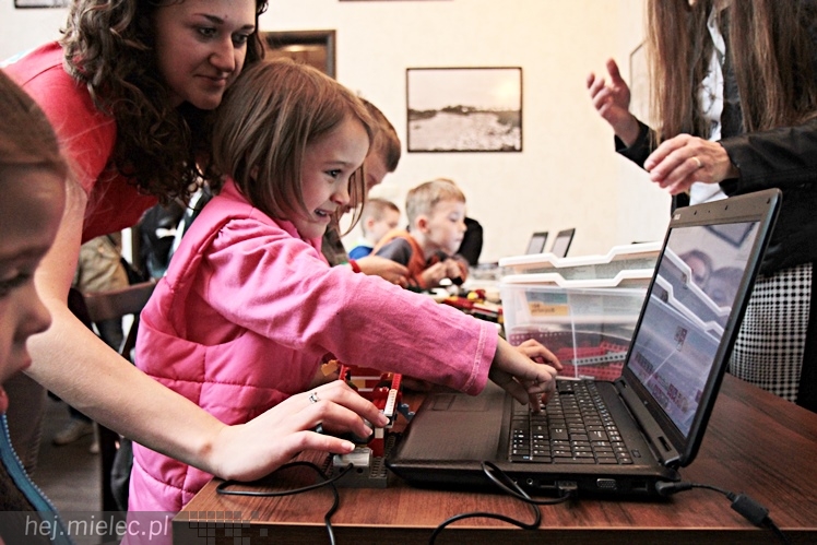 Zabytkowe pojazdy otoczyły Jadernówkę, nowoczesne roboty wypełniły wnętrza -  Noc Muzeum 2014