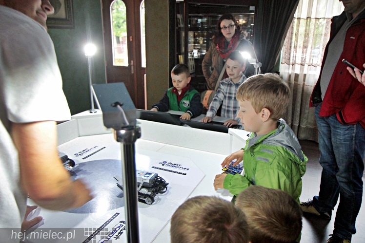 Zabytkowe pojazdy otoczyły Jadernówkę, nowoczesne roboty wypełniły wnętrza -  Noc Muzeum 2014