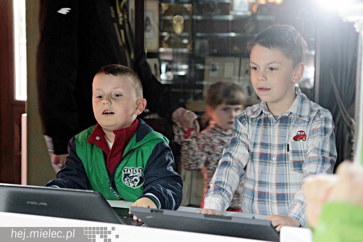 Zabytkowe pojazdy otoczyły Jadernówkę, nowoczesne roboty wypełniły wnętrza -  Noc Muzeum 2014