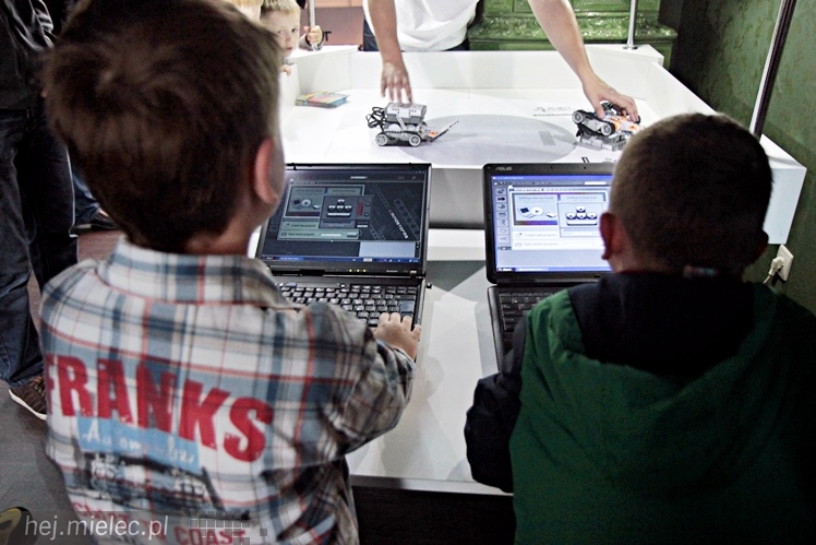 Zabytkowe pojazdy otoczyły Jadernówkę, nowoczesne roboty wypełniły wnętrza -  Noc Muzeum 2014
