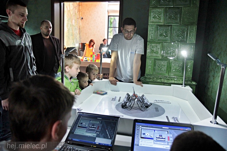 Zabytkowe pojazdy otoczyły Jadernówkę, nowoczesne roboty wypełniły wnętrza -  Noc Muzeum 2014