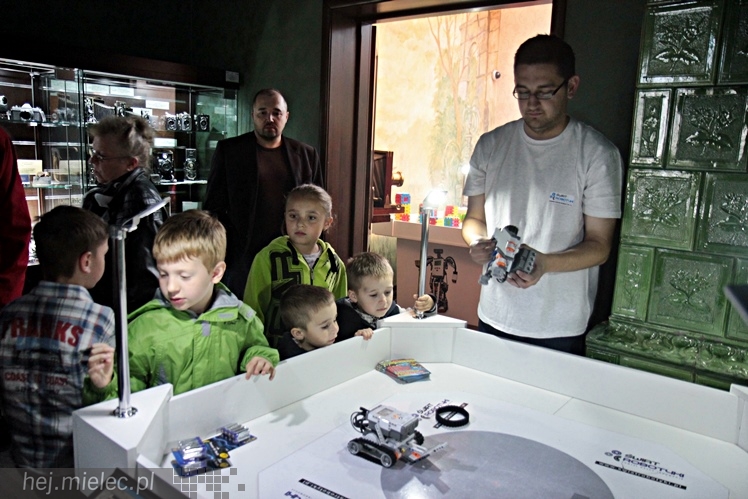Zabytkowe pojazdy otoczyły Jadernówkę, nowoczesne roboty wypełniły wnętrza -  Noc Muzeum 2014
