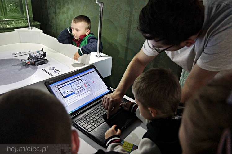 Zabytkowe pojazdy otoczyły Jadernówkę, nowoczesne roboty wypełniły wnętrza -  Noc Muzeum 2014