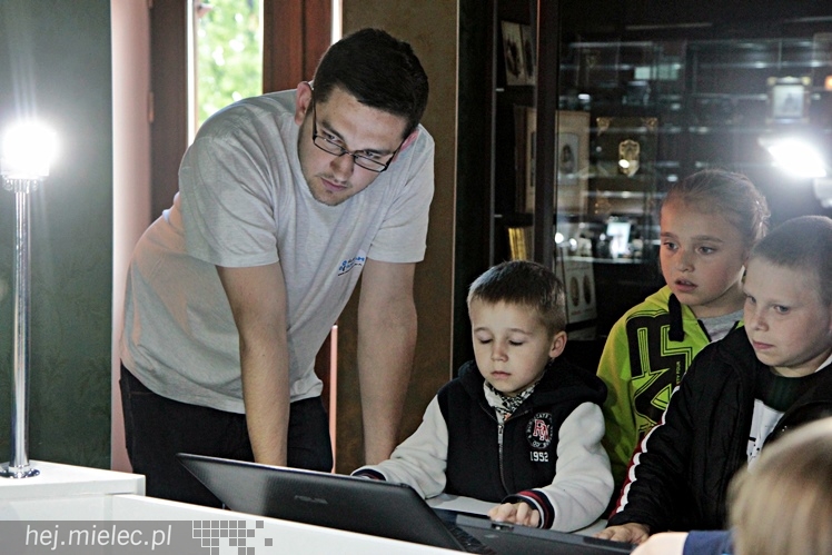 Zabytkowe pojazdy otoczyły Jadernówkę, nowoczesne roboty wypełniły wnętrza -  Noc Muzeum 2014