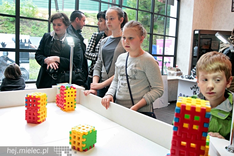 Zabytkowe pojazdy otoczyły Jadernówkę, nowoczesne roboty wypełniły wnętrza -  Noc Muzeum 2014
