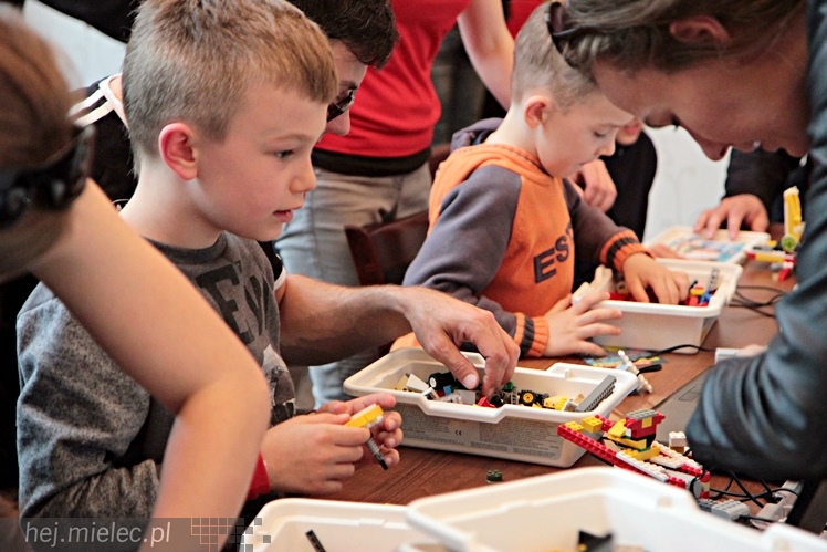Zabytkowe pojazdy otoczyły Jadernówkę, nowoczesne roboty wypełniły wnętrza -  Noc Muzeum 2014