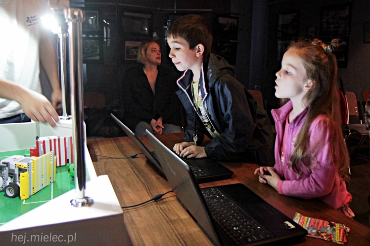Zabytkowe pojazdy otoczyły Jadernówkę, nowoczesne roboty wypełniły wnętrza -  Noc Muzeum 2014