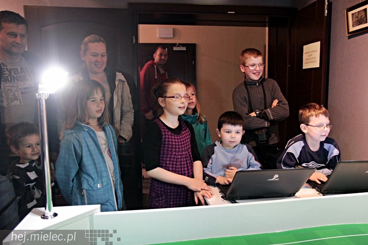 Zabytkowe pojazdy otoczyły Jadernówkę, nowoczesne roboty wypełniły wnętrza -  Noc Muzeum 2014