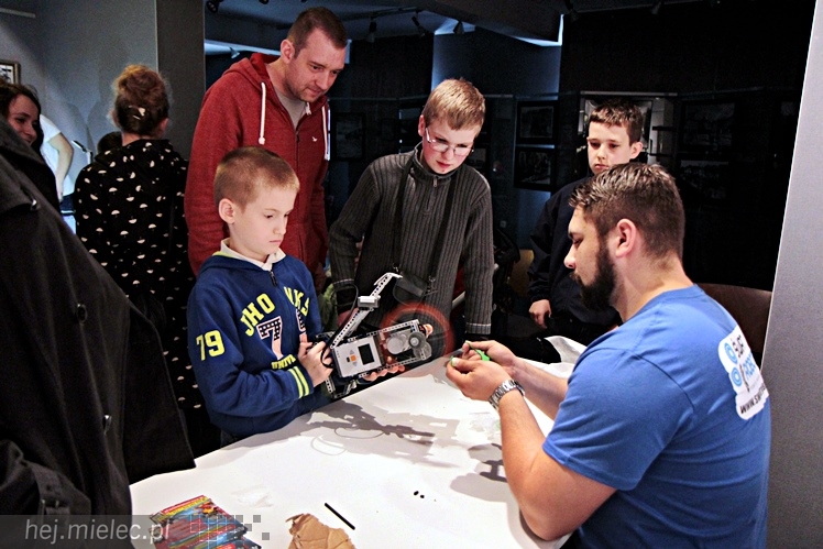 Zabytkowe pojazdy otoczyły Jadernówkę, nowoczesne roboty wypełniły wnętrza -  Noc Muzeum 2014