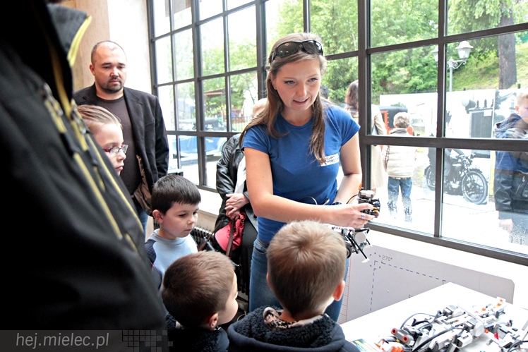 Zabytkowe pojazdy otoczyły Jadernówkę, nowoczesne roboty wypełniły wnętrza -  Noc Muzeum 2014