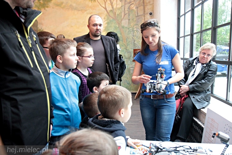Zabytkowe pojazdy otoczyły Jadernówkę, nowoczesne roboty wypełniły wnętrza -  Noc Muzeum 2014