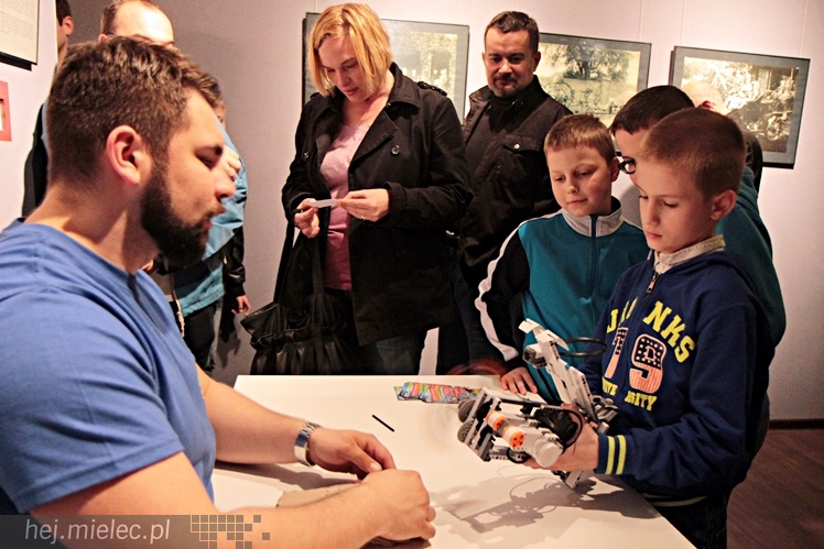 Zabytkowe pojazdy otoczyły Jadernówkę, nowoczesne roboty wypełniły wnętrza -  Noc Muzeum 2014