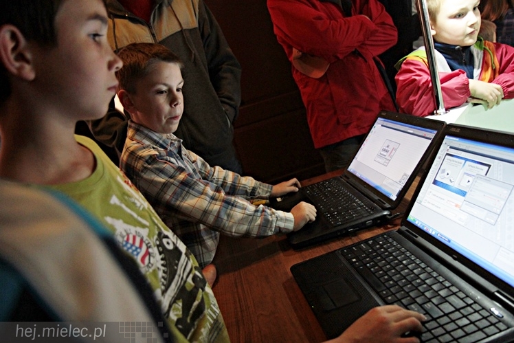 Zabytkowe pojazdy otoczyły Jadernówkę, nowoczesne roboty wypełniły wnętrza -  Noc Muzeum 2014