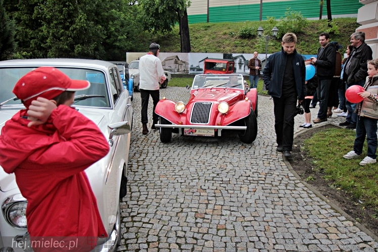 Zabytkowe pojazdy otoczyły Jadernówkę, nowoczesne roboty wypełniły wnętrza -  Noc Muzeum 2014