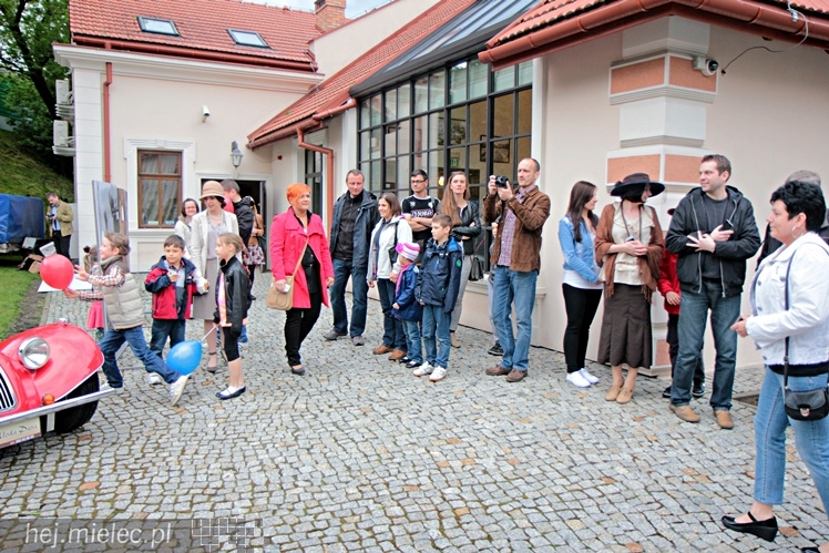 Zabytkowe pojazdy otoczyły Jadernówkę, nowoczesne roboty wypełniły wnętrza -  Noc Muzeum 2014