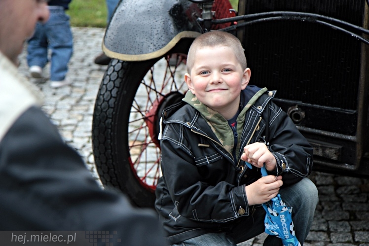 Zabytkowe pojazdy otoczyły Jadernówkę, nowoczesne roboty wypełniły wnętrza -  Noc Muzeum 2014