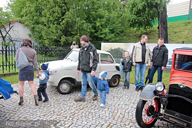 Zabytkowe pojazdy otoczyły Jadernówkę, nowoczesne roboty wypełniły wnętrza -  Noc Muzeum 2014