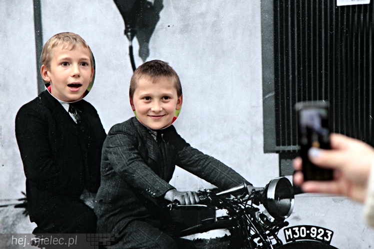 Zabytkowe pojazdy otoczyły Jadernówkę, nowoczesne roboty wypełniły wnętrza -  Noc Muzeum 2014