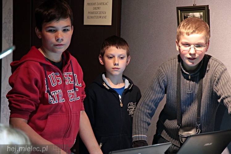Zabytkowe pojazdy otoczyły Jadernówkę, nowoczesne roboty wypełniły wnętrza -  Noc Muzeum 2014