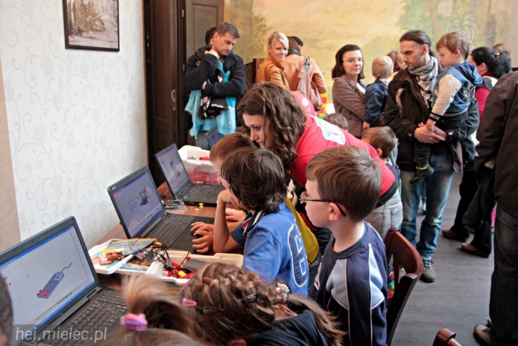 Zabytkowe pojazdy otoczyły Jadernówkę, nowoczesne roboty wypełniły wnętrza -  Noc Muzeum 2014