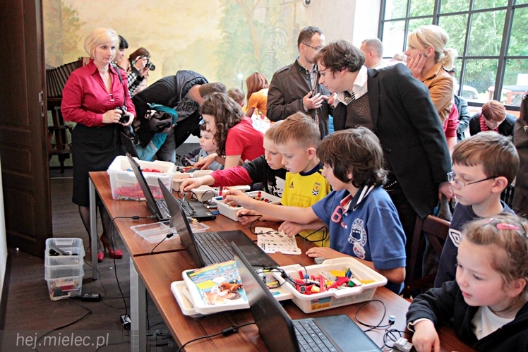 Zabytkowe pojazdy otoczyły Jadernówkę, nowoczesne roboty wypełniły wnętrza -  Noc Muzeum 2014