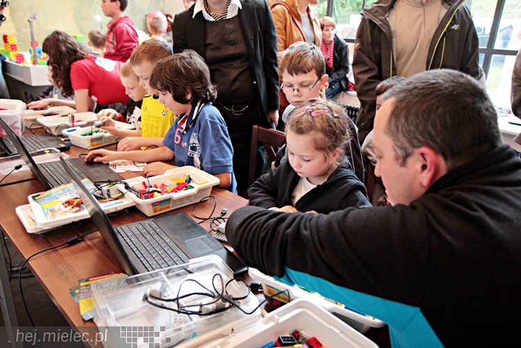 Zabytkowe pojazdy otoczyły Jadernówkę, nowoczesne roboty wypełniły wnętrza -  Noc Muzeum 2014
