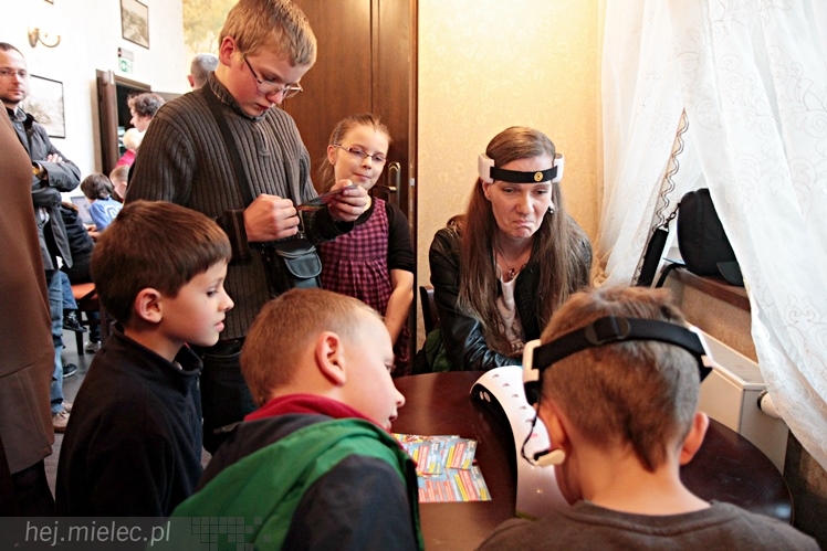 Zabytkowe pojazdy otoczyły Jadernówkę, nowoczesne roboty wypełniły wnętrza -  Noc Muzeum 2014