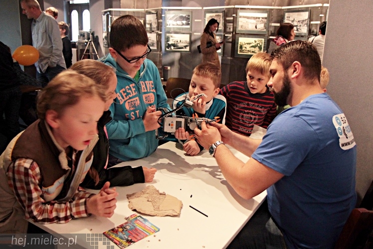 Zabytkowe pojazdy otoczyły Jadernówkę, nowoczesne roboty wypełniły wnętrza -  Noc Muzeum 2014