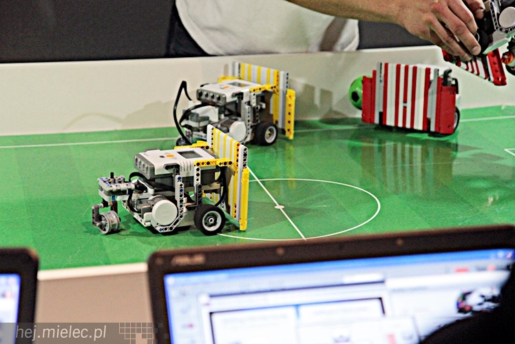 Zabytkowe pojazdy otoczyły Jadernówkę, nowoczesne roboty wypełniły wnętrza -  Noc Muzeum 2014