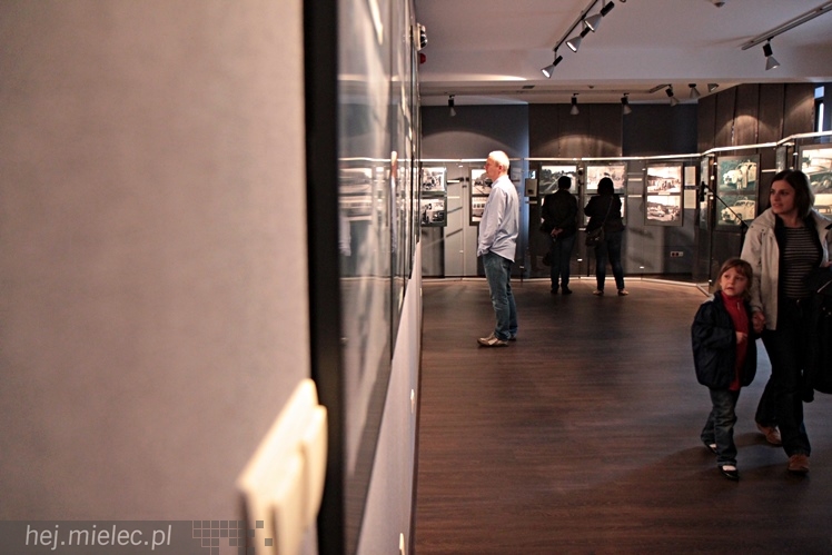 Zabytkowe pojazdy otoczyły Jadernówkę, nowoczesne roboty wypełniły wnętrza -  Noc Muzeum 2014