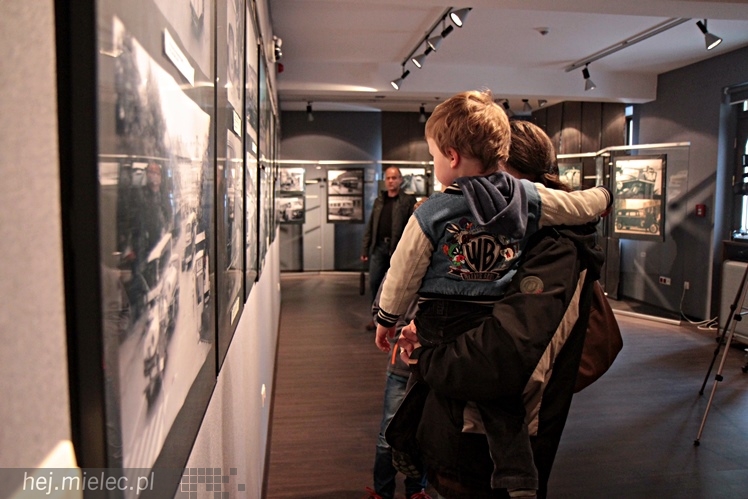 Zabytkowe pojazdy otoczyły Jadernówkę, nowoczesne roboty wypełniły wnętrza -  Noc Muzeum 2014