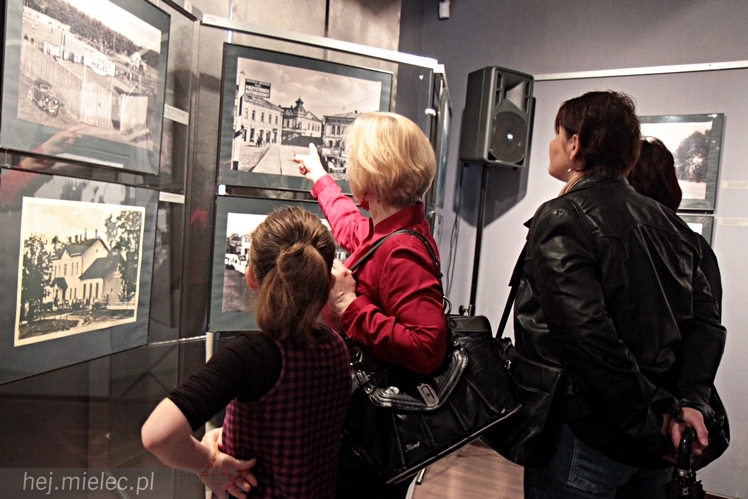 Zabytkowe pojazdy otoczyły Jadernówkę, nowoczesne roboty wypełniły wnętrza -  Noc Muzeum 2014