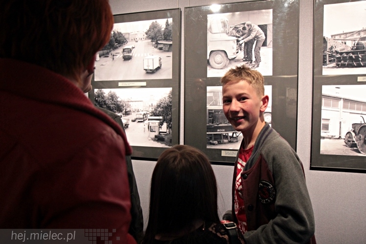 Zabytkowe pojazdy otoczyły Jadernówkę, nowoczesne roboty wypełniły wnętrza -  Noc Muzeum 2014