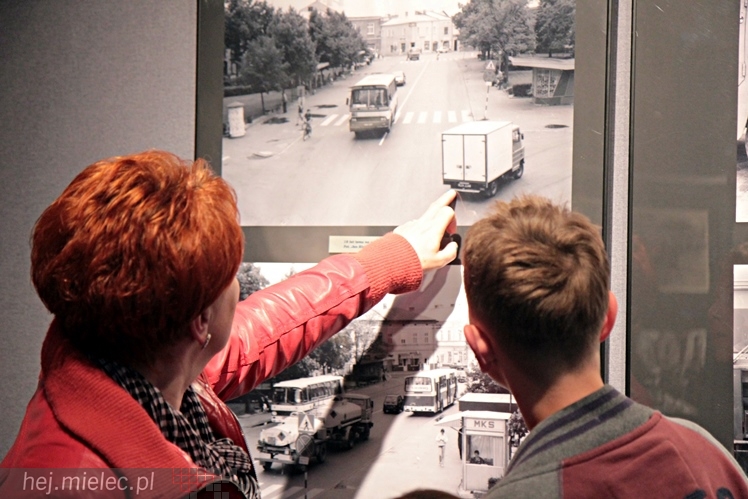 Zabytkowe pojazdy otoczyły Jadernówkę, nowoczesne roboty wypełniły wnętrza -  Noc Muzeum 2014