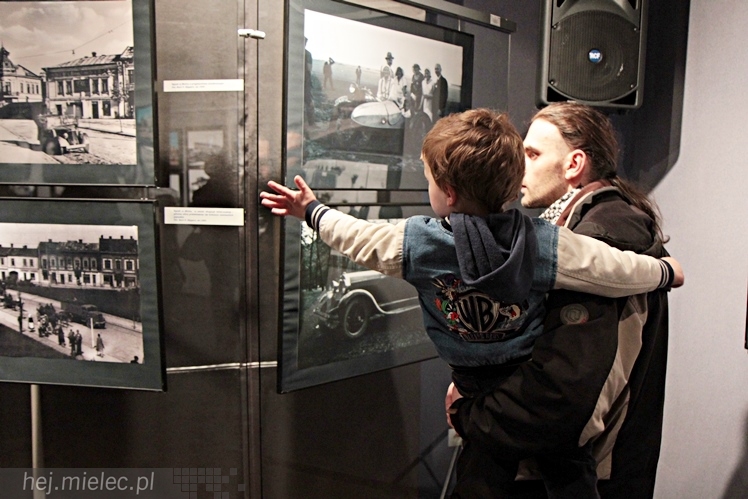 Zabytkowe pojazdy otoczyły Jadernówkę, nowoczesne roboty wypełniły wnętrza -  Noc Muzeum 2014