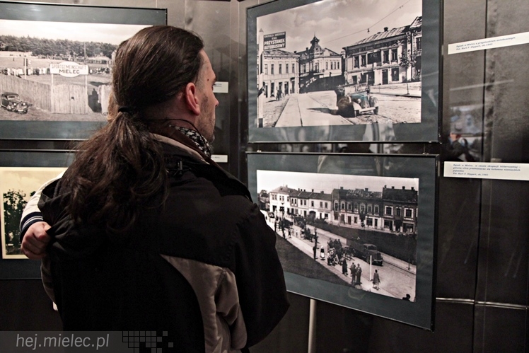 Zabytkowe pojazdy otoczyły Jadernówkę, nowoczesne roboty wypełniły wnętrza -  Noc Muzeum 2014