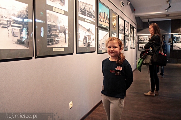 Zabytkowe pojazdy otoczyły Jadernówkę, nowoczesne roboty wypełniły wnętrza -  Noc Muzeum 2014
