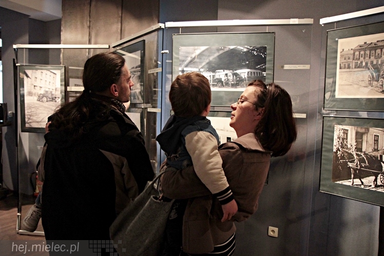 Zabytkowe pojazdy otoczyły Jadernówkę, nowoczesne roboty wypełniły wnętrza -  Noc Muzeum 2014