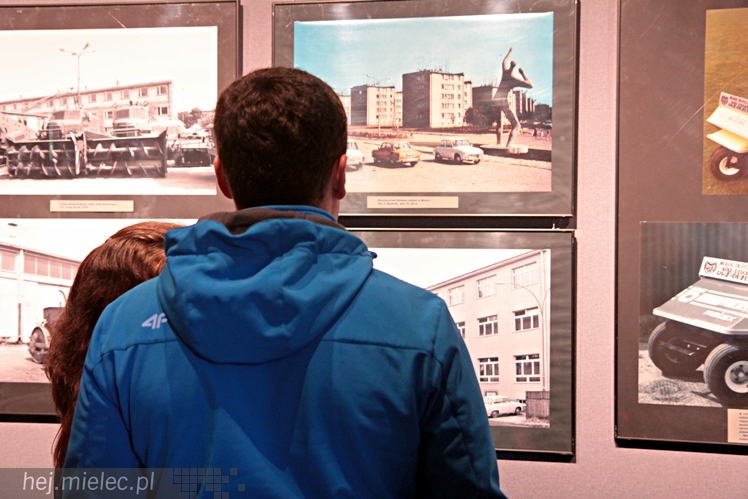 Zabytkowe pojazdy otoczyły Jadernówkę, nowoczesne roboty wypełniły wnętrza -  Noc Muzeum 2014