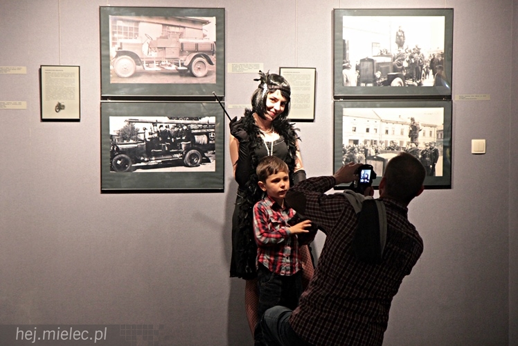 Zabytkowe pojazdy otoczyły Jadernówkę, nowoczesne roboty wypełniły wnętrza -  Noc Muzeum 2014