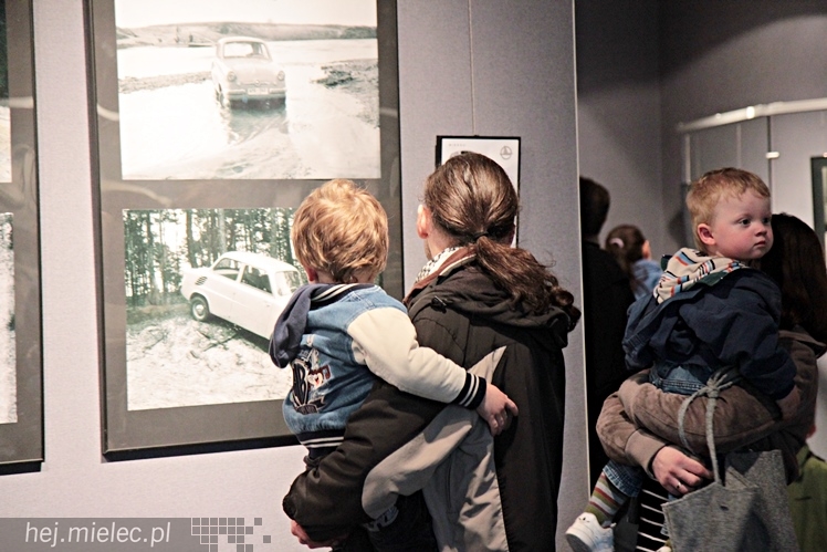Zabytkowe pojazdy otoczyły Jadernówkę, nowoczesne roboty wypełniły wnętrza -  Noc Muzeum 2014
