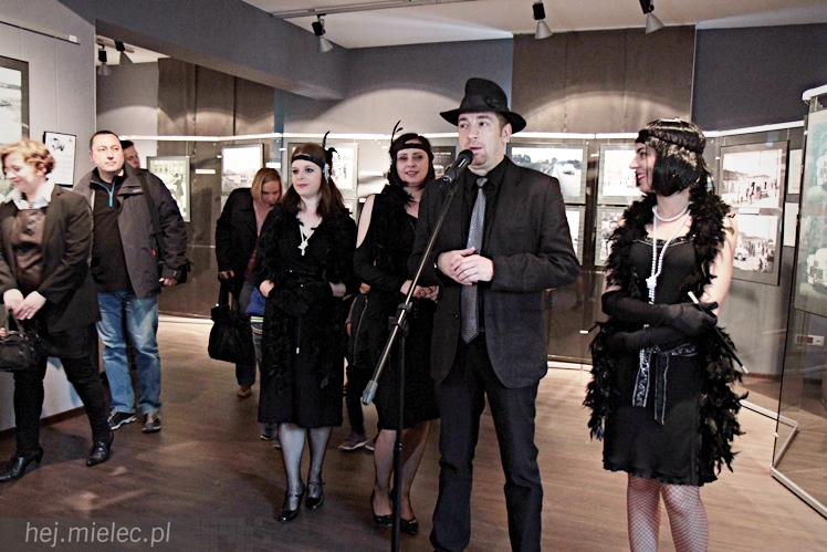 Zabytkowe pojazdy otoczyły Jadernówkę, nowoczesne roboty wypełniły wnętrza -  Noc Muzeum 2014
