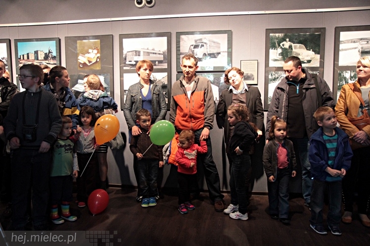 Zabytkowe pojazdy otoczyły Jadernówkę, nowoczesne roboty wypełniły wnętrza -  Noc Muzeum 2014