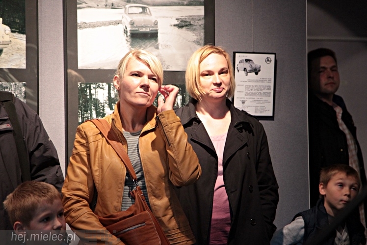 Zabytkowe pojazdy otoczyły Jadernówkę, nowoczesne roboty wypełniły wnętrza -  Noc Muzeum 2014